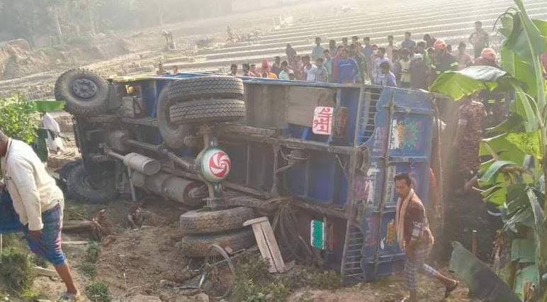 নওগাঁয় ট্রাকচাপায় শ্রমিক নিহত