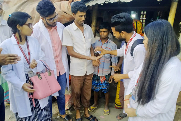 বাংলাদেশ ইউনিভার্সিটির উদ্যোগে বিনামূল্যে হ্যান্ড স্যানিটাইজার বিতরণ