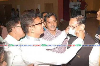 রেজাউলকে মাস্ক পরিয়ে দিলেন ডা. শাহাদাত