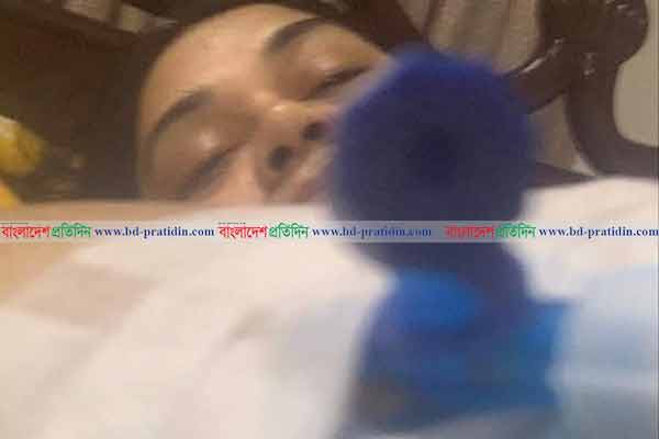 খাদ্যমন্ত্রীর মেয়েকে ছুরিকাঘাত