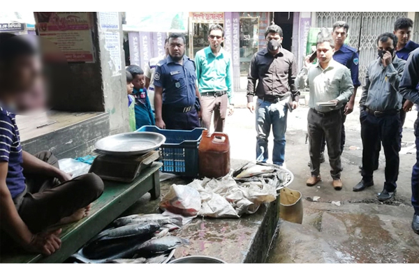 কোয়ারেন্টাইনের নির্দেশ অমান্য করে বাজারে মাছ বিক্রি প্রবাসীর!