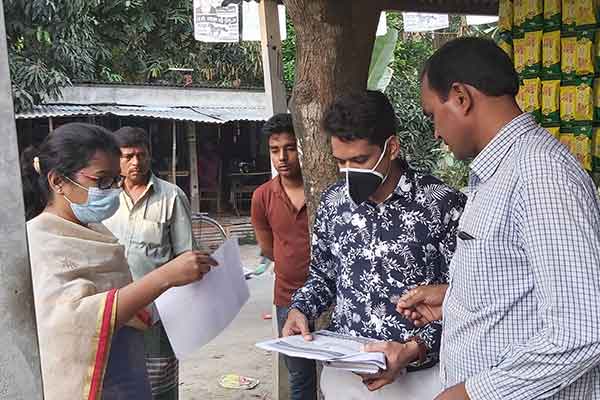 করোনা প্রতিরোধে চরভদ্রাসনে সচেতনতামূলক লিফলেট বিতরণ