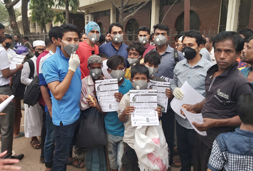 রাজধানীতে করোনা প্রতিরোধে মাস্ক ও সাবান বিতরণ করেছে ০৭০৯ গ্রুপ