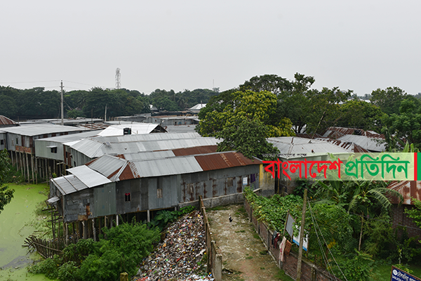 দেশের বৃহৎ যৌনপল্লীতে বহিরাগত প্রবেশে নিষেধাজ্ঞা