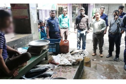 কোয়ারেন্টাইনের নির্দেশ অমান্য করে বাজারে মাছ বিক্রি প্রবাসীর!