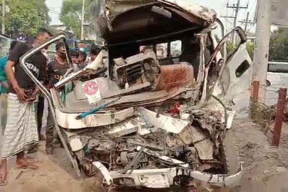 নরসিংদীতে পিকআপ ও ট্রাকের মুখোমুখি সংঘর্ষ, নিহত ২