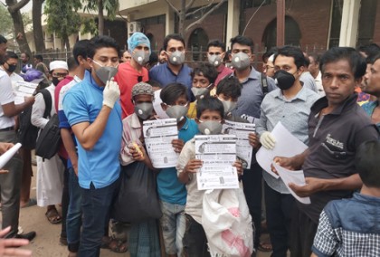 রাজধানীতে করোনা প্রতিরোধে মাস্ক ও সাবান বিতরণ করেছে ০৭০৯ গ্রুপ