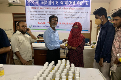বিনামূল্যে হ্যান্ড সেনিটাইজার বিতরণ করেছে কুয়েট
