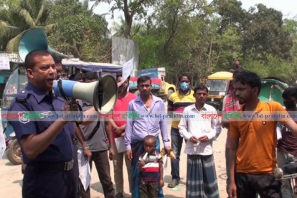 মানিকগঞ্জে করোনা নিয়ে পুলিশের জন সচেতনামূলক লিফলেট বিতরণ