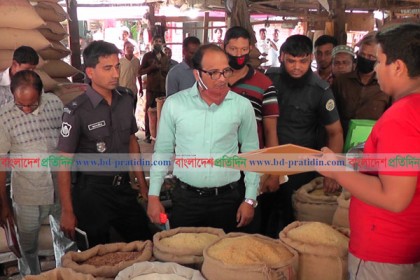 ঝালকাঠিতে অতিরিক্ত দামে চাল-পিয়াজ বিক্রি, ৬ ব্যবসায়ীকে জরিমানা