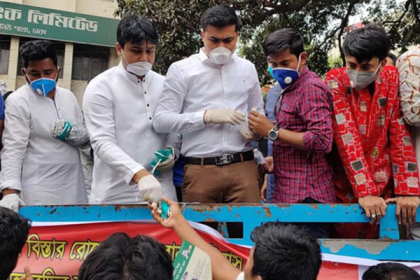করোনা সচেতনতায় ছাত্রলীগের স্যানিটাইজার-মাস্ক বিতরণ