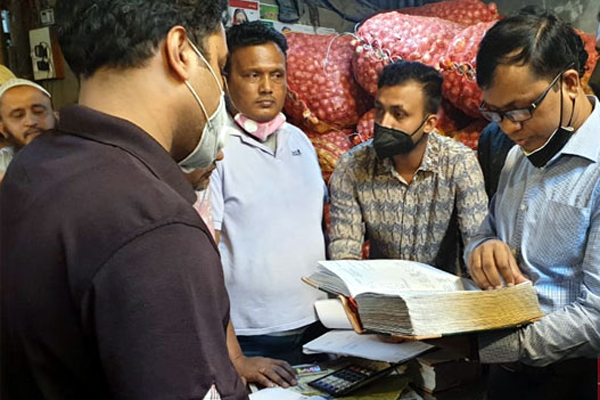 যাত্রাবাড়িতে র‌্যাবের অভিযান, মুহূর্তেই ৬৫ টাকার পিয়াজ হয়ে গেল ৪০ টাকা