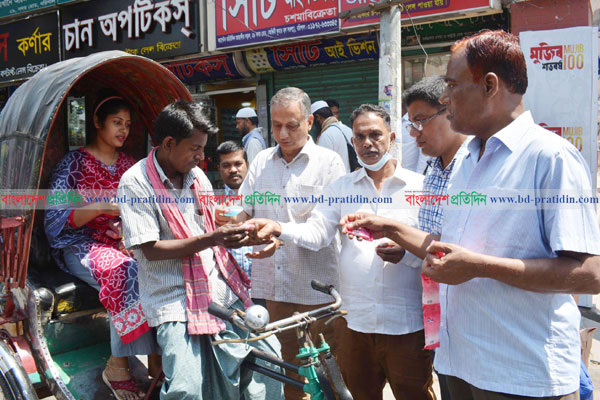 বরিশালে করোনা এড়াতে বিএনপির প্রচারণা; সাবানসহ হাত ধোয়ার সামগ্রী বিতরণ