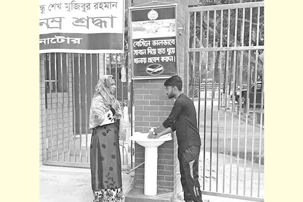 থানার মূল ফটকের সামনে বেসিন হ্যান্ডওয়াশ