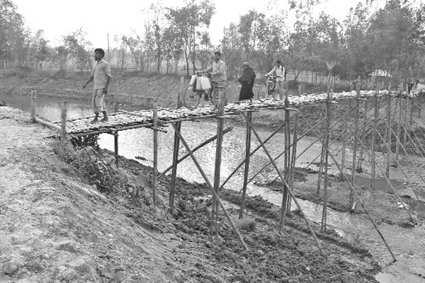 বাঁশের সাঁকোয় পারাপার ১০ গ্রামের মানুষের