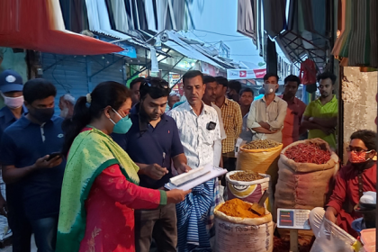 করোনাভাইরাস; অধিক মূল্যে পণ্য বিক্রির দায়ে ১২ ব্যবসায়ীর অর্থদণ্ড 