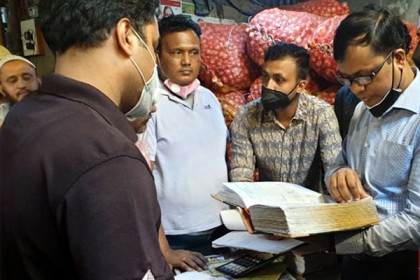 যাত্রাবাড়িতে র‌্যাবের অভিযান, মুহূর্তেই ৬৫ টাকার পিয়াজ হয়ে গেল ৪০ টাকা