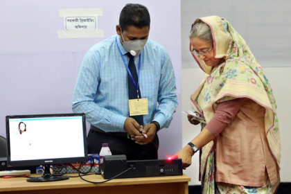 ঢাকা-১০ উপ-নির্বাচনে ভোট দিলেন প্রধানমন্ত্রী