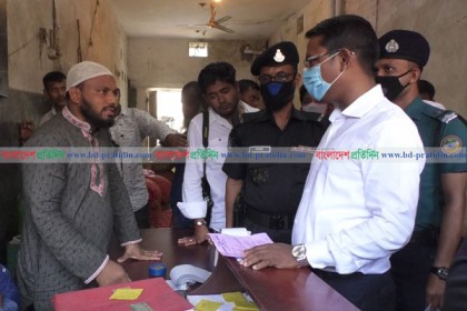 বরিশালে নিত্যপণ্যের বাজার স্থিতিশীল রাখতে ভ্রাম্যমাণ আদালতের অভিযান