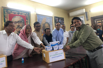 পেশাজীবীদের মাঝে করোনা প্রতিরোধ সামগ্রী বিতরণ 