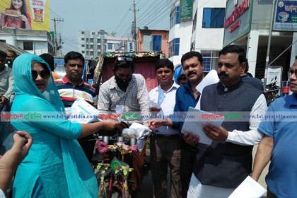 নীলফামারীতে জনসচেতনতার জন্য লিফলেট বিতরণ