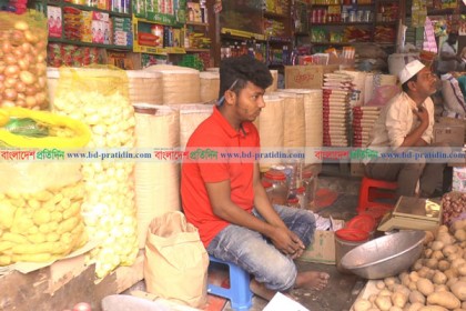 করোনায় বরিশালে নিত্যপণ্য কেনার হিড়িক; দাম বেড়েছে 