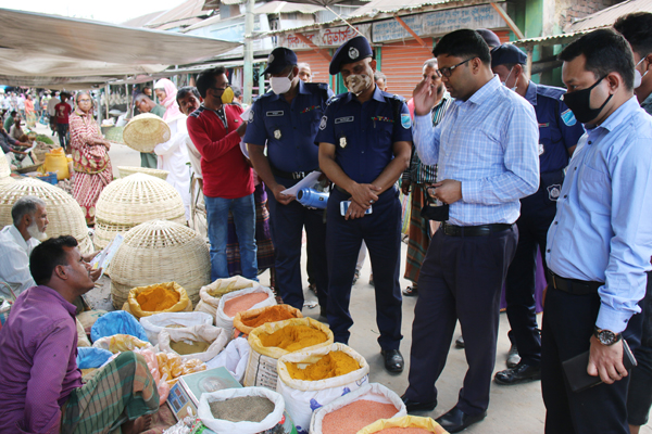 করোনা আতঙ্ক: বাজার তদারকিতে বোয়ালমারীর ইউএনও