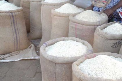 করোনা আতঙ্কে চাল পিয়াজের দাম বৃদ্ধি