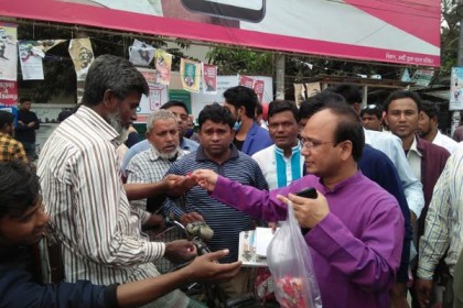 যুবলীগের উদ্যোগে হ্যান্ড স্যানেটাইজার ও সাবান বিতরণ