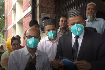 নরসিংদীতে করোনা রোধে সুবিধা বঞ্চিত মানুষের মাঝে
আইনজীবী সমিতির মাস্ক বিতরণ