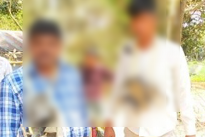 মাইকিং করে করোনাভাইরাসের টিকা বিক্রি! আটক দুই প্রতারক 