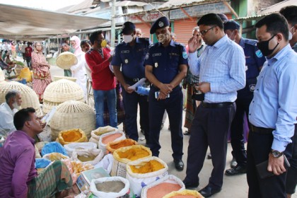 করোনা আতঙ্ক: বাজার তদারকিতে বোয়ালমারীর ইউএনও