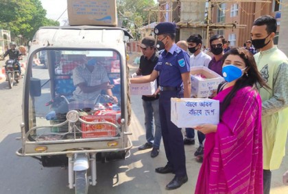 ফরিদপুরে নিম্ন আয়ের মানুষের মাঝে সাবান বিতরণ