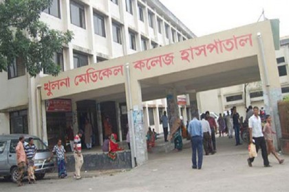 খুলনায় কর্মবিরতীতে ইন্টার্ন চিকিৎসকরা