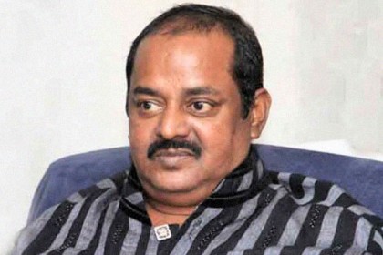 চারিদিকে করোনা আতঙ্ক : হোম কোয়ারেন্টাইনে ডিপজল