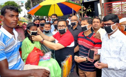 বগুড়ায় ভিপি সাইফুলের মাস্ক বিতরণ