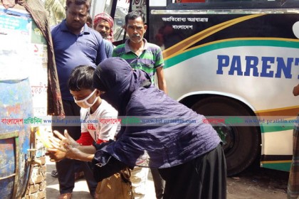 করোনা আতঙ্কে বাগেরহাটে গণপরিবহন 
যাত্রীদের সাবান দিয়ে হাত ধোয়ার ব্যবস্থা