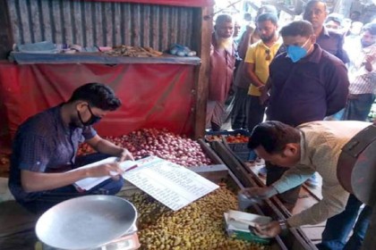 কলাপাড়ায় দুই দোকানিকে জরিমানা