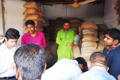 সিংড়ায় বেশি দামে পণ্য বিক্রি করায় তিন ব্যবসায়ীকে জরিমানা