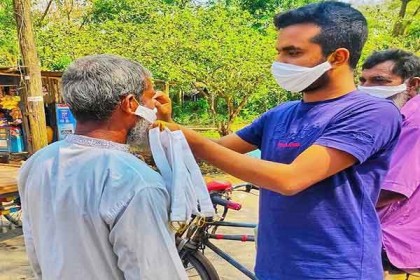 নিজের তৈরি করা মাস্ক বিনামূল্যে বিতরণ করলেন এক শিক্ষার্থী