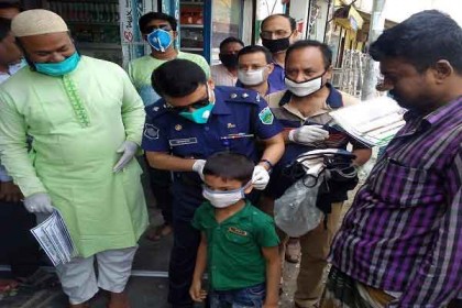 নাটোরে পুলিশের পক্ষ থেকে লিফলেট এবং মাস্ক বিতরণ