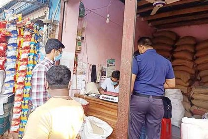 গুরুদাসপুরে চালের দাম বেশি রাখায় তিন ব্যবসায়ীকে জরিমানা