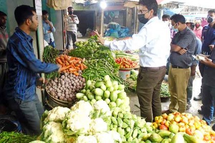 ফুলবাড়ীতে বাজার তদারকি অভিযানে ব্যবসায়ীর জরিমানা 