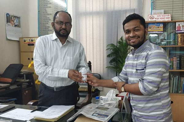 চিকিৎসকদের তৈরি হ্যান্ড স্যানিটাইজার দিলেন চট্টগ্রাম সিভিল সার্জনকে  