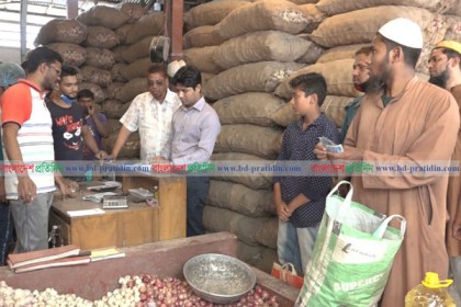 কোয়ারেন্টাইন নিশ্চিত করা ও বাজার স্থিতিশীল রাখতে বরিশালে ভ্রাম্যমাণ আদালতের অভিযান