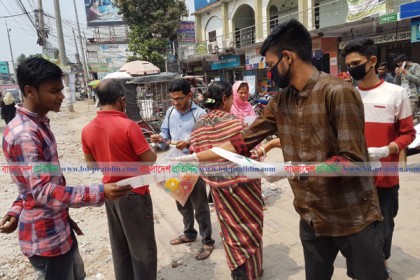 নাটোরে টিফিনের টাকায় করোনাবিষয়ক লিফলেট বিতরণ
