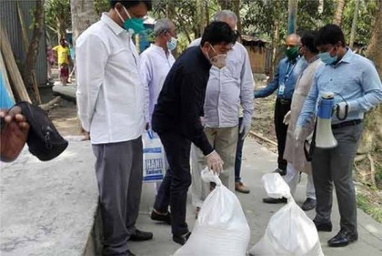 বাড়ি বাড়ি খাদ্য সামগ্রী পৌঁছে দিচ্ছে শিবচর উপজেলা পরিষদ