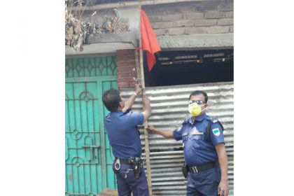 দৌলতপুরে ৭৮ প্রবাসীর বাড়িতে লাল পতাকা
