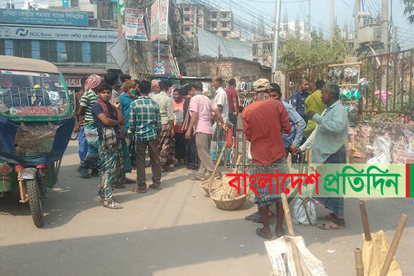 কুমিল্লা নগরীতে জীবিকার আশায় নিম্ন আয়ের মানুষ