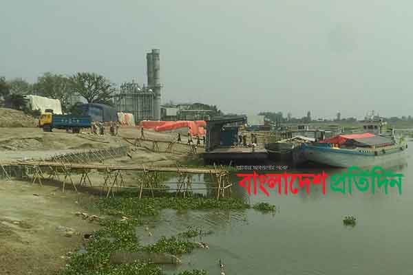 করোনার প্রভাবে জাহাজ চলাচল বন্ধ, বাঘাবাড়ি নৌবন্দরে অচলাবস্থা